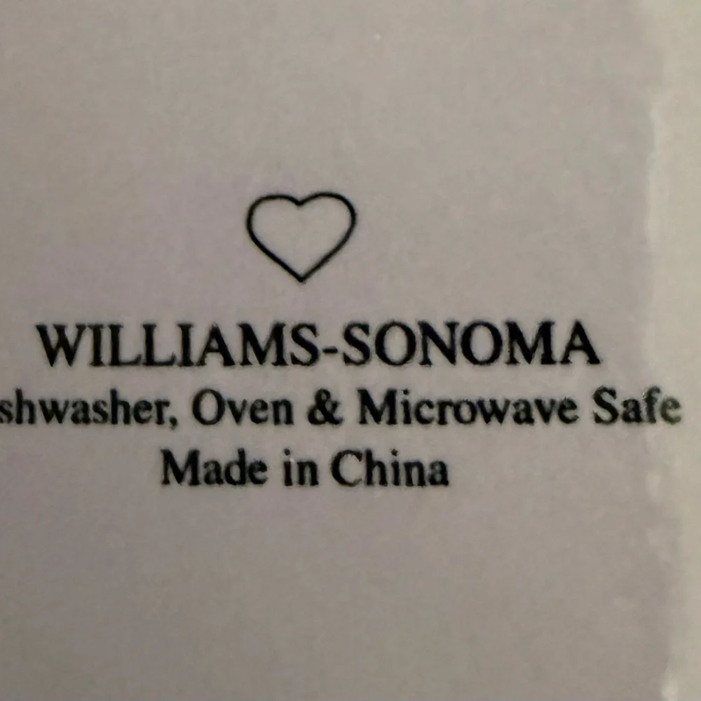 Service for 8 - Williams Sonoma Hear Dinnerware Set -. 8 plates. 8 ramekins